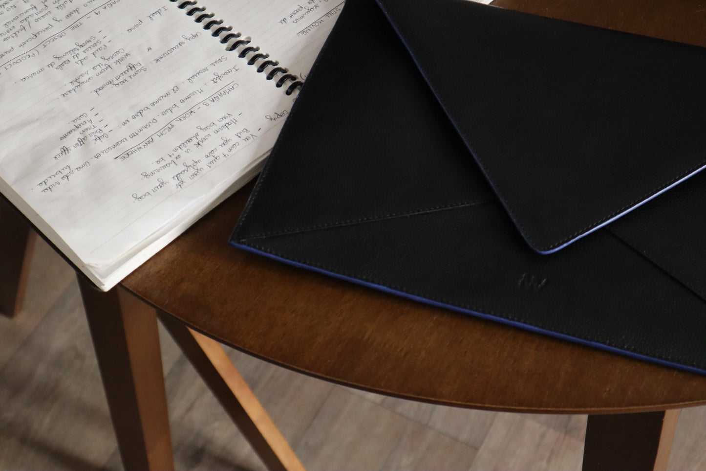 noir-bleu-lifestyle-1